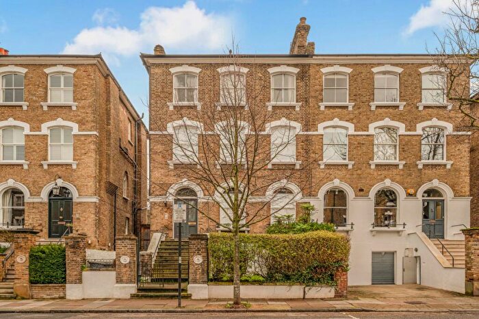 2 Bedroom Maisonette For Sale In Highbury Hill, Islington, N5
