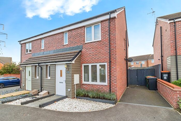 3 Bedroom Semi Detached House For Sale In Siskin Grove, Leighton Buzzard, Bedfordshire, LU7