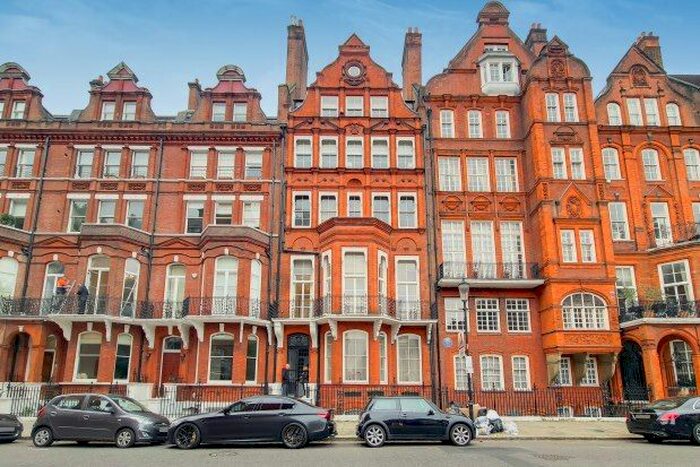 2 Bedroom Flat To Rent In Cadogan Square, London, SW1X