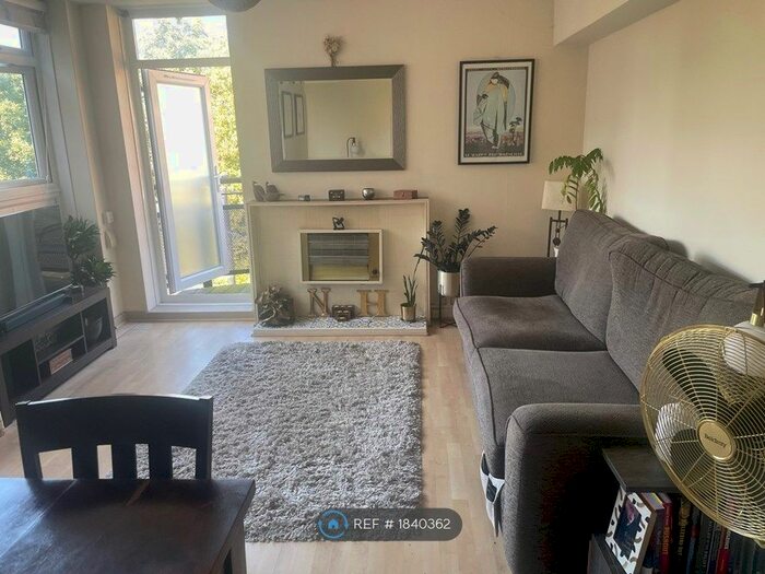 2 Bedroom Flat To Rent In Leys Court, London, SW9