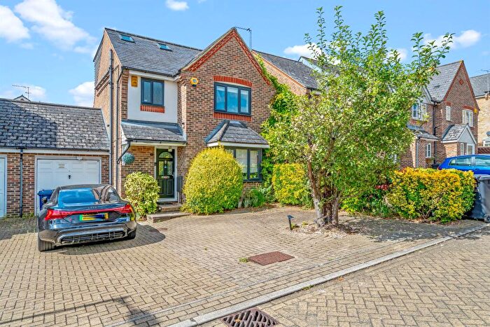 5 Bedroom Detached House For Sale In Highgrove Close, London, N11