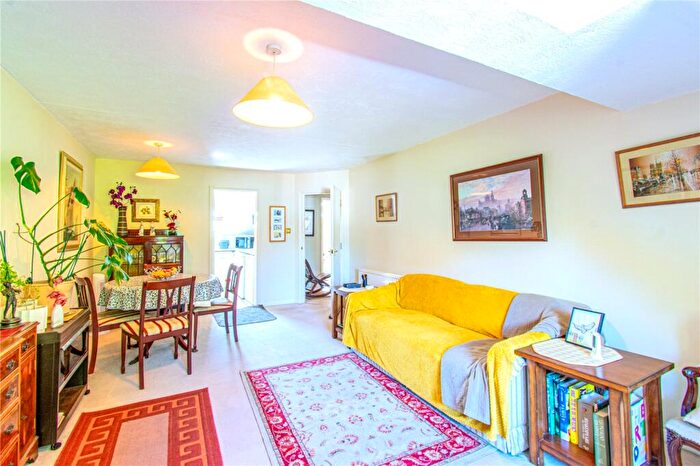 1 Bedroom Apartment For Sale In Caunter Road, Speen, Newbury, Berkshire, RG14