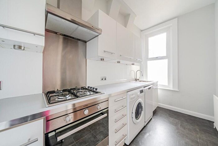 1 Bedroom Flat To Rent In Balham Hill, Balham, London, SW12