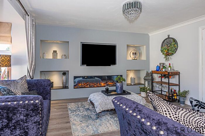 4 Bedroom Detached House For Sale In Pyenot Gardens, Cleckheaton, BD19