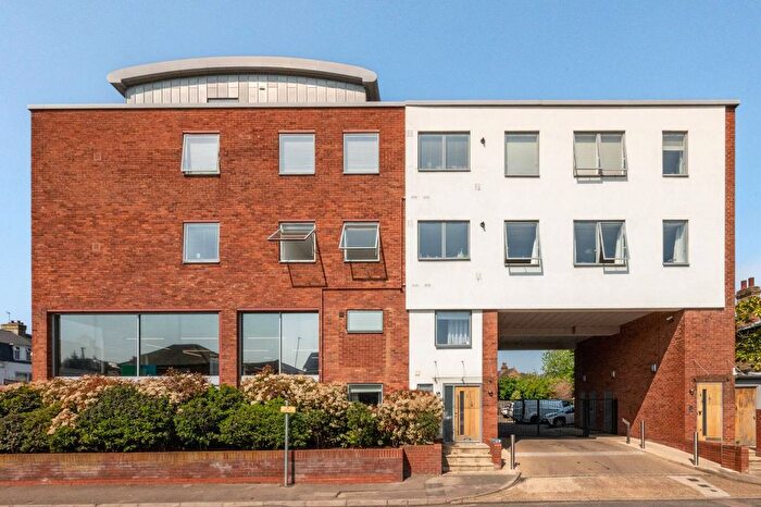 3 Bedroom Flat To Rent In Pemberton Road, East Molesey, KT8