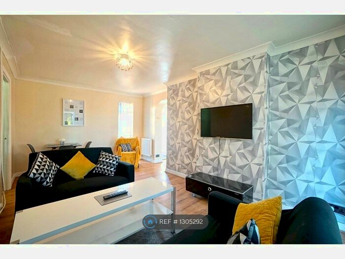 3 Bedroom Bungalow To Rent In Calbourne Crescent, Manchester, M12