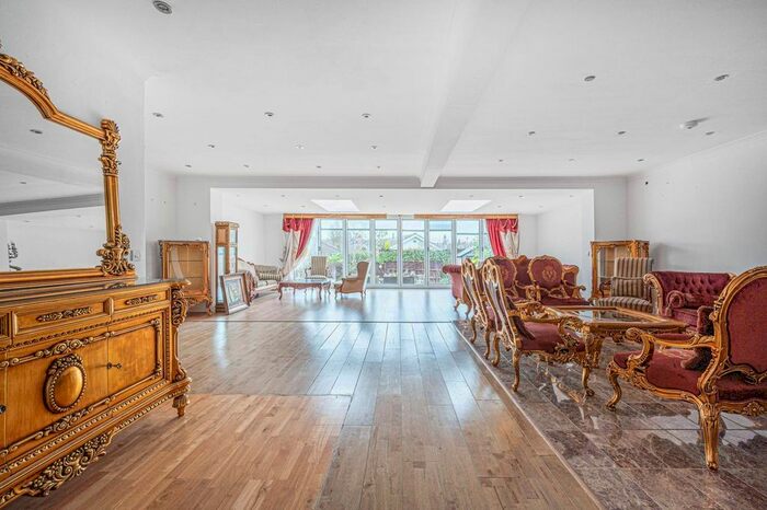 4 Bedroom Detached House To Rent In Park Road, Cockfosters, Barnet, EN4