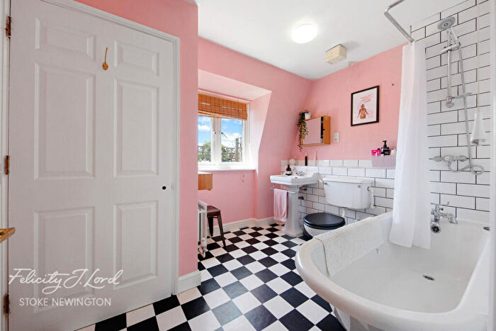 2 Bedroom Flat For Sale In Albion Road, London, N16