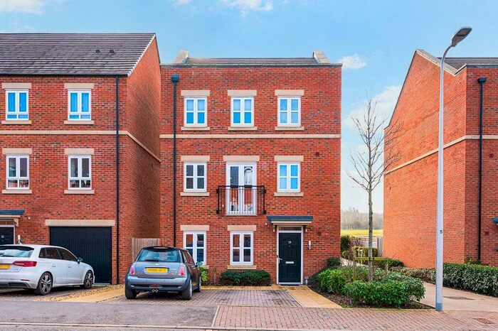 5 Bedroom Detached House To Rent In Fetlock Drive, Racecourse, Newbury, RG14