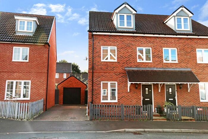 3 Bedroom Semi Detached House For Sale In Savernake Way, Fair Oak, SO50