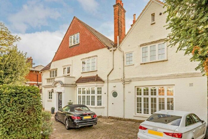 2 Bedroom Flat To Rent In Cottenham Park Road, London, SW20