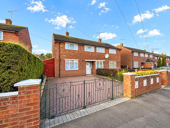 3 Bedroom Semi-Detached House For Sale In Bentham Avenue, Woking, GU21