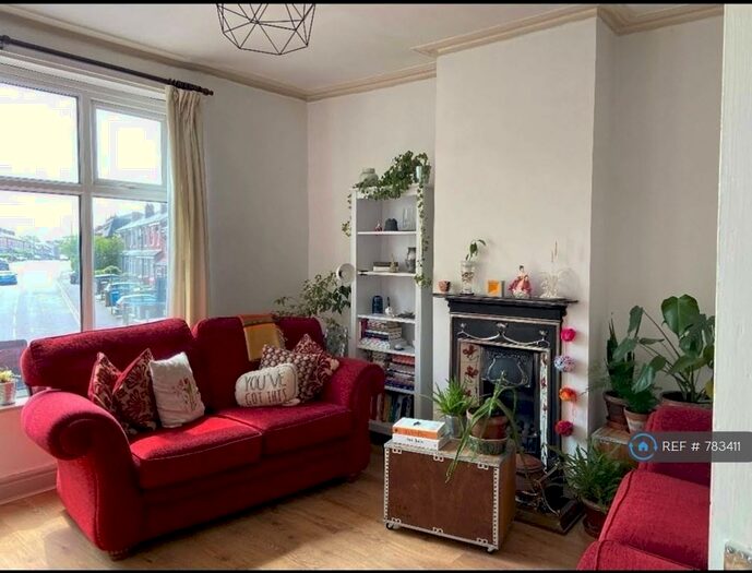 3 Bedroom Flat To Rent In Byrom Parade, Manchester, M19