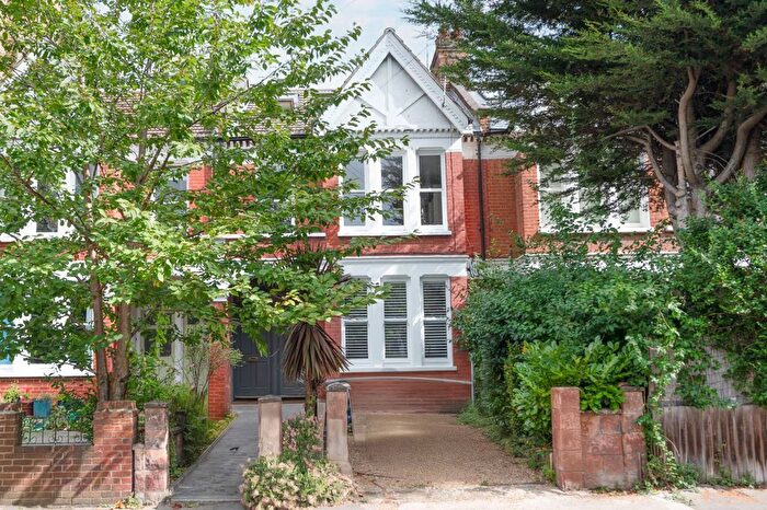 3 Bedroom Flat To Rent In Trouville Road, Abbeville Village, London, SW4