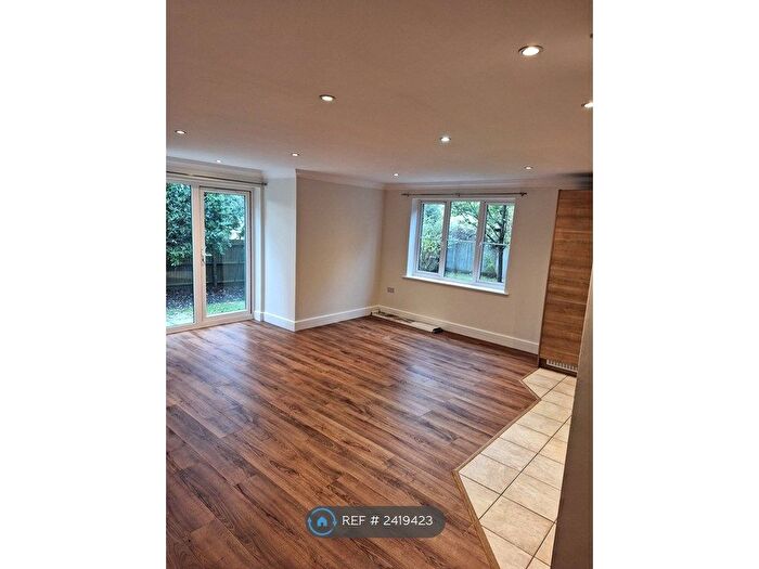 1 Bedroom Flat To Rent In Woodgate Close, Cobham, KT11