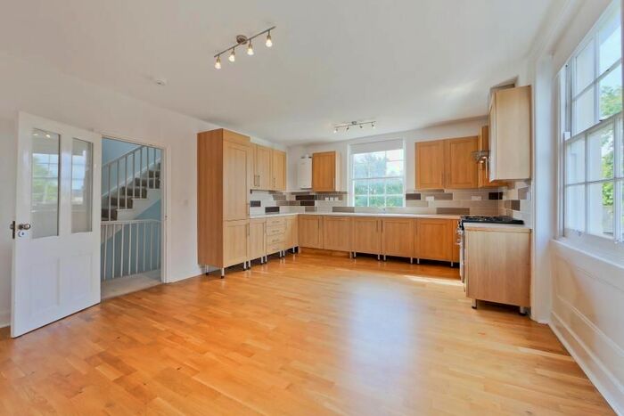 4 Bedroom Flat To Rent In Vassall Road, London, SW9