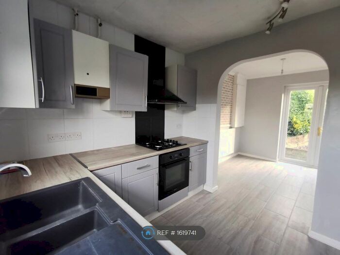 3 Bedroom Semi-Detached House To Rent In Hoskins Road, Stoke-On-Trent, ST6