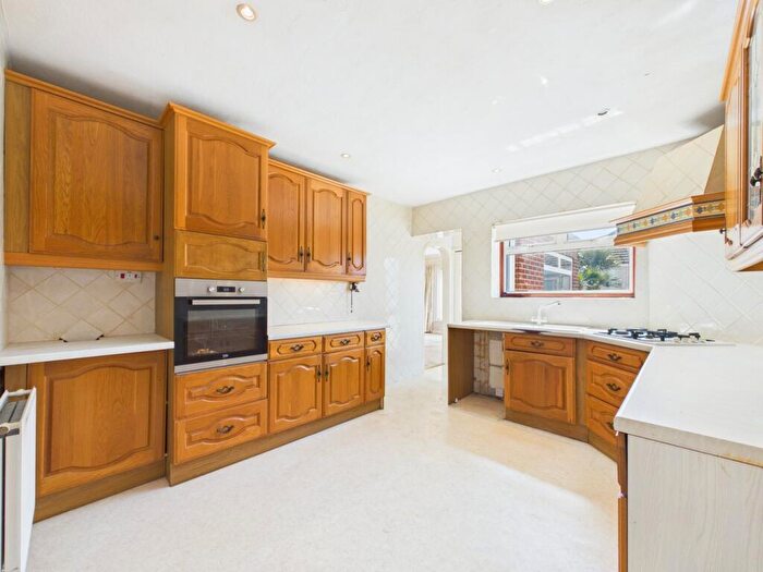 3 Bedroom Detached Bungalow For Sale In Magnolia Avenue, Margate, CT9 - Photo 3