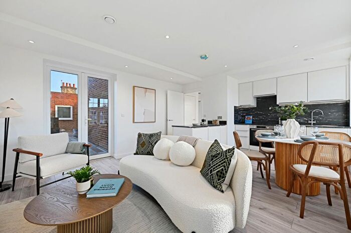 3 Bedroom Flat To Rent In Northfield Avenue, Ealing, W13