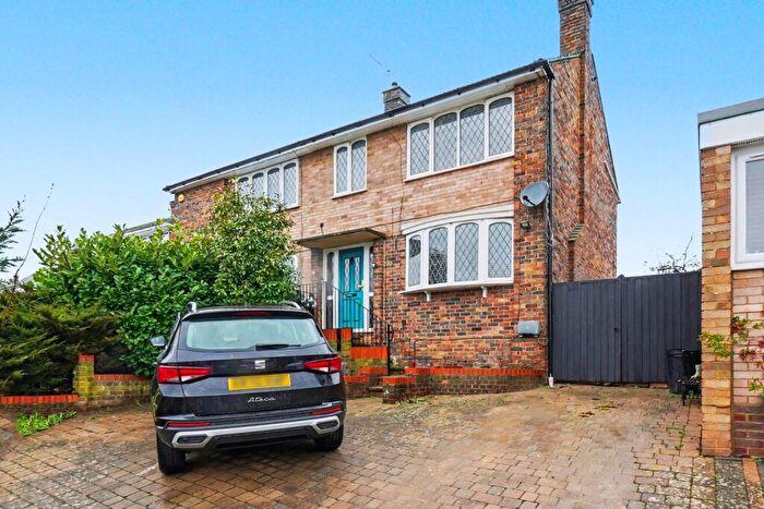 3 Bedroom Semi Detached House For Sale In Lonsdale Drive, Rainham, ME8