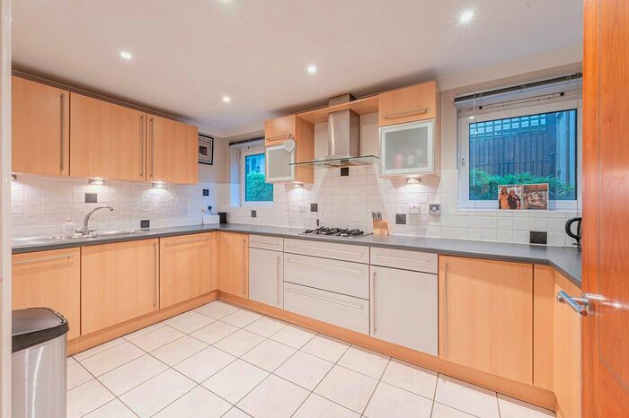 2 Bedroom Flat To Rent In Creswell Drive, Park Langley, Beckenham, BR3