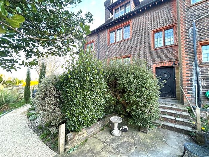 2 Bedroom Flat To Rent In Abbot Road, Guildford, GU1