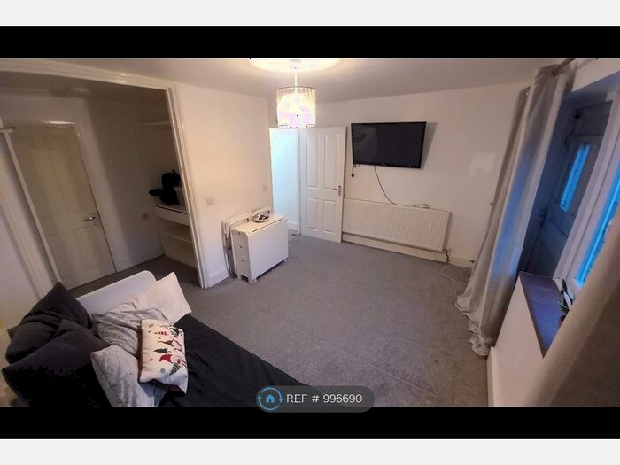 Studio To Rent In Studio, Camberley, GU15