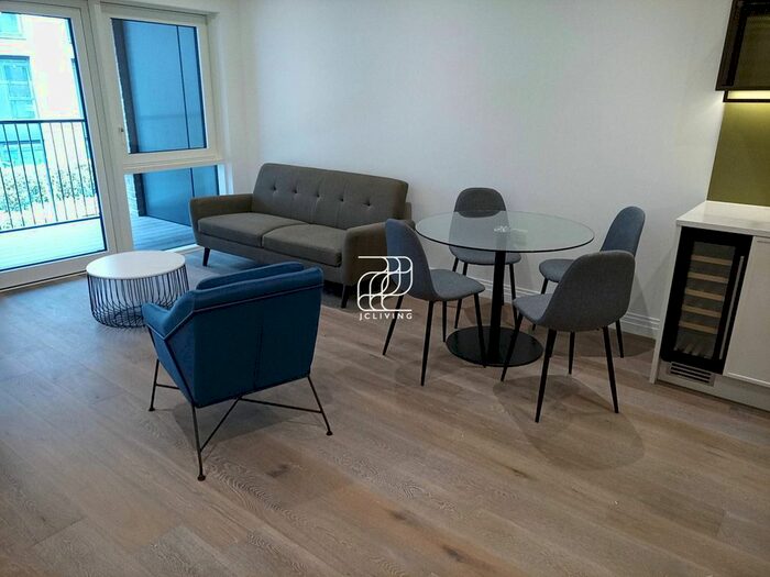 2 Bedroom Flat To Rent In Park Street, London, SW6