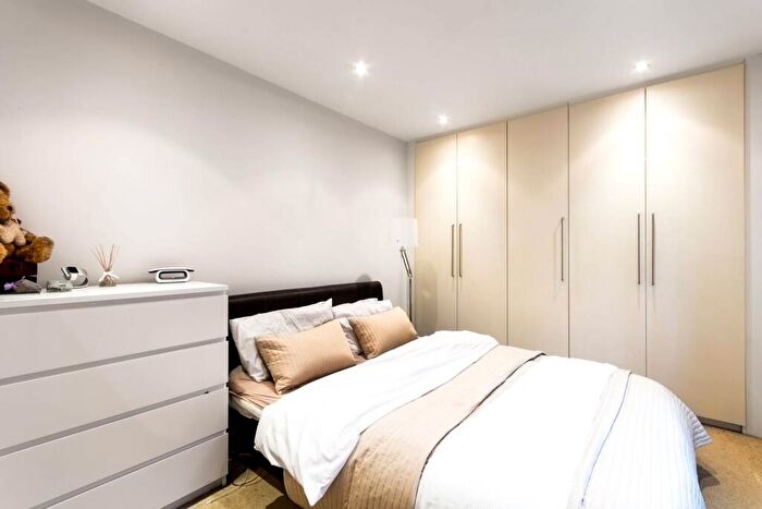 1 Bedroom Flat To Rent In Lord Raglan Court, De Beauvoir Town, London, N1