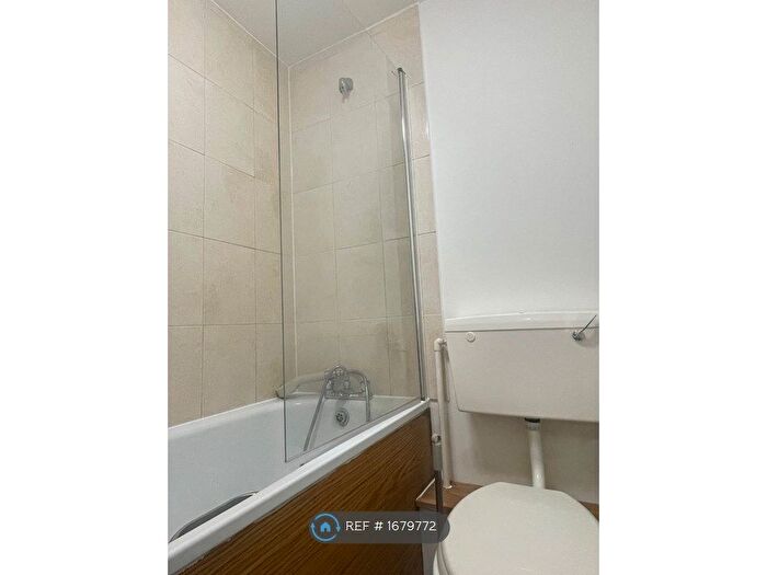 2 Bedroom Flat To Rent In Davisville Road, London, W12