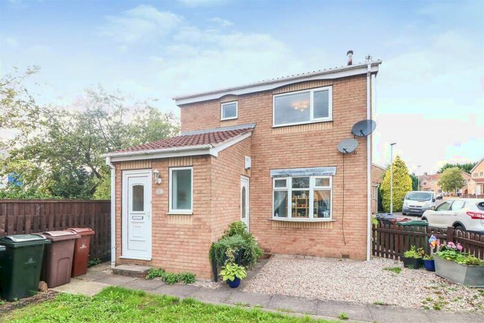 2 Bedroom Maisonette To Rent In Cloverlands Drive, Staincross, Barnsley, S75