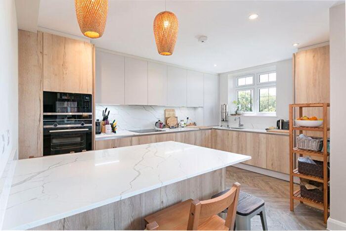 3 Bedroom Flat For Sale In Coulsdon Court Road, Coulsdon, CR5