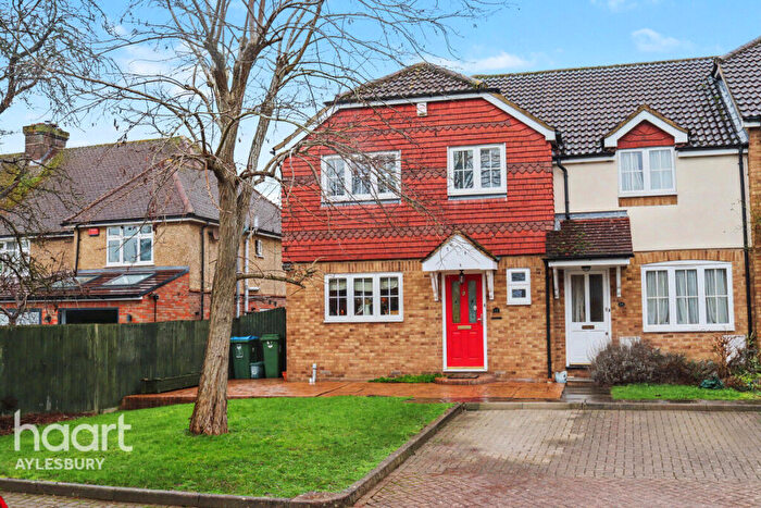 3 Bedroom Semi-Detached House For Sale In Turnpike End, Aylesbury, HP21