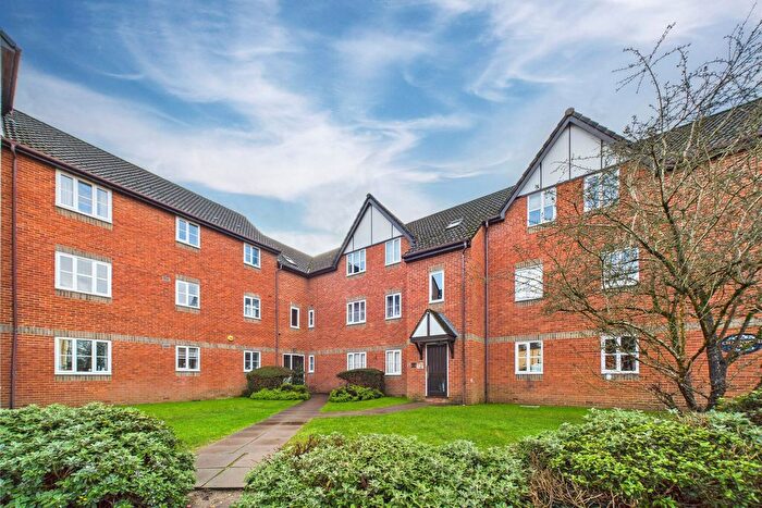 2 Bedroom Flat For Sale In Rembrandt Way, Reading, Berkshire, RG1