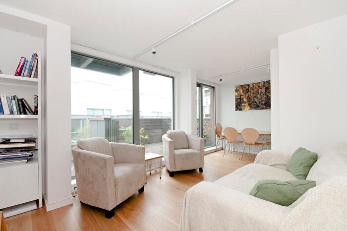 2 Bedroom Flat To Rent In Peacock Place, Canonbury, N1