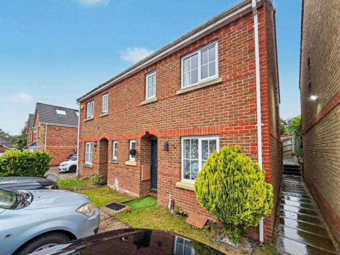 3 Bedroom Semi Detached House For Sale In Hathaway Gardens, Basingstoke, RG24