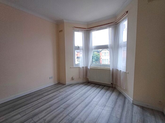 3 Bedroom Flat To Rent In Melbourne Road, Ilford, IG1