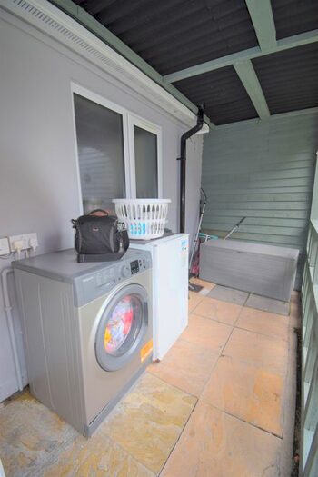 2 Bedroom Flat To Rent In Ilford, IG3