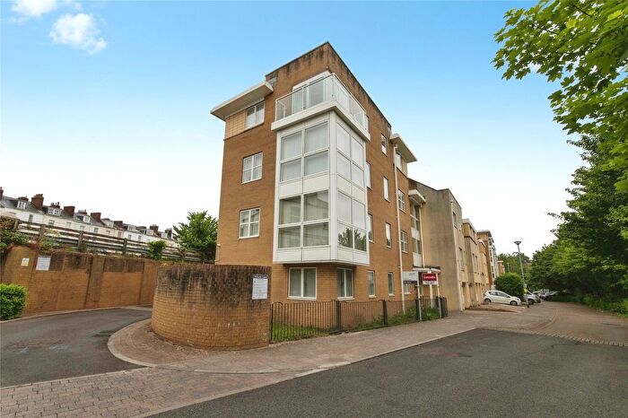 2 Bedroom Flat For Sale In Richmond Court, Exeter, Devon, EX4