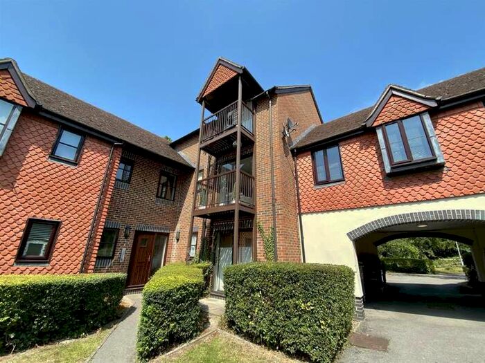 2 Bedroom Apartment For Sale In Christy Court Tadley, RG26