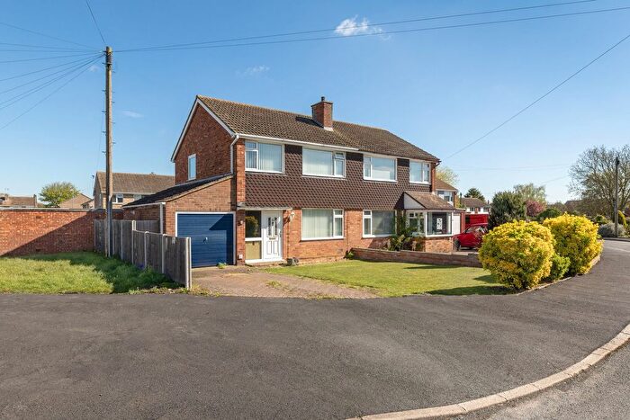 3 Bedroom Semi Detached House For Sale In Hawthorn Way, St. Ives, PE27