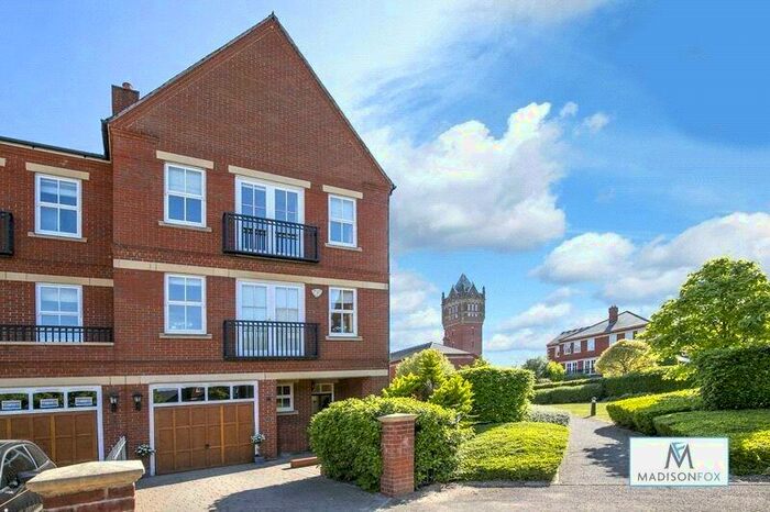 4 Bedroom End Of Terrace House To Rent In Brandesbury Square, Woodford Green, Greater London, IG8