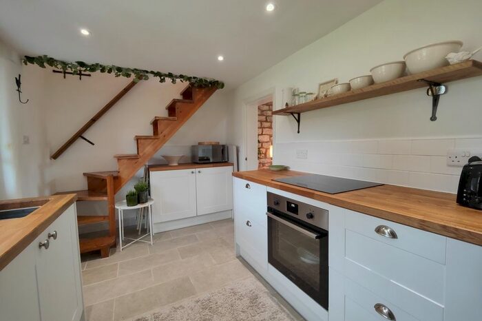 2 Bedroom Cottage For Sale In Dolphinholme, Lancaster, LA2