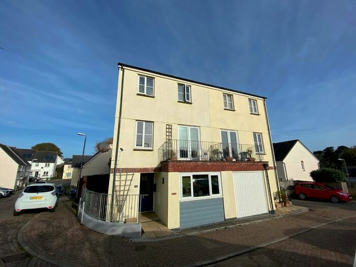4 Bedroom Property To Rent In Swans Reach, Swanpool, Falmouth TR11