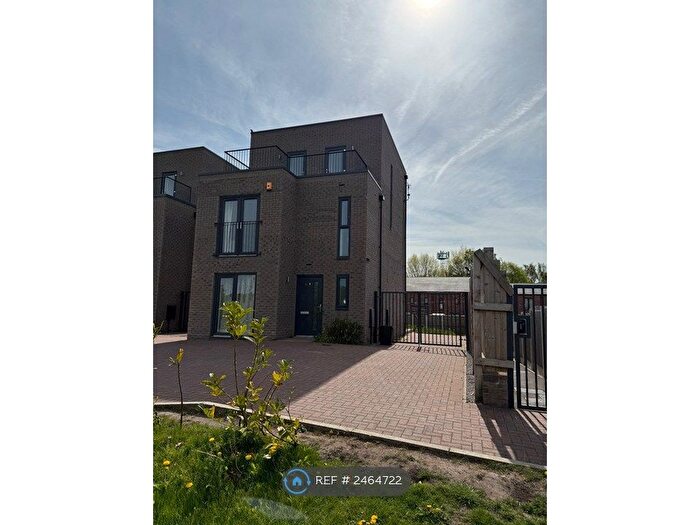 4 Bedroom Detached House To Rent In Roan Close, Salford, M6