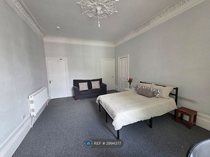 3 Bedroom Flat To Rent In Holyrood Crescent, Glasgow, G20