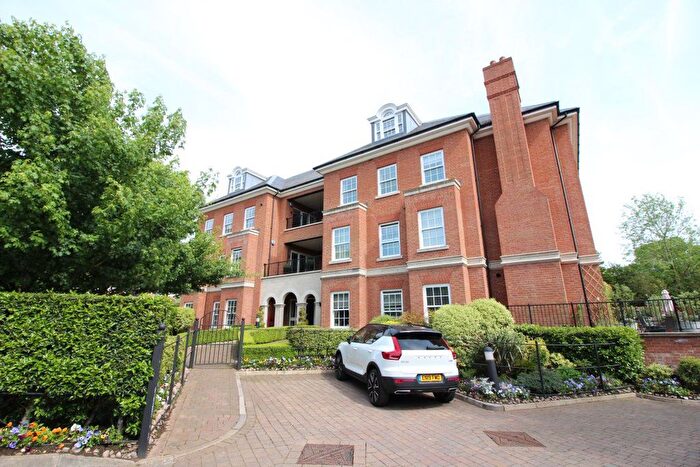 3 Bedroom Flat To Rent In Hartsbourne Road, Bushey, WD23