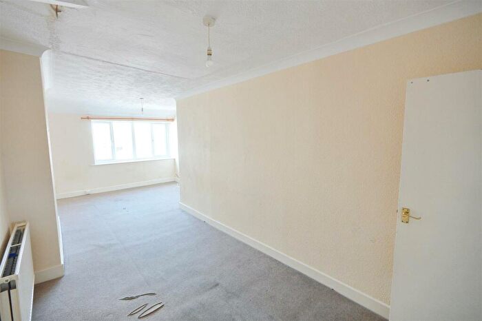 2 Bedroom Flat For Sale In Elms Road, Eastbourne, BN21