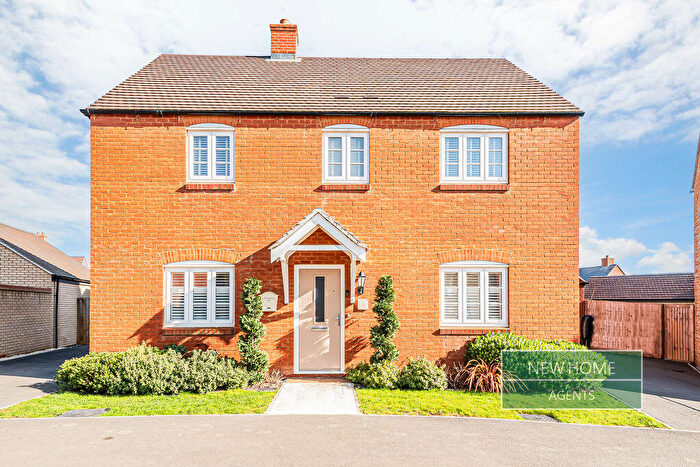 4 Bedroom Detached House For Sale In Aintree Avenue, Towcester, NN12