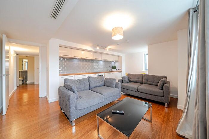 3 Bedroom Flat To Rent In Greenhouse, Leeds, LS11